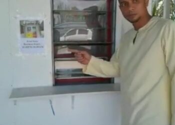 TANGKAP layar rakaman video tindakan Hasnul Zulkarnain Abdul Munaim  'menyergah' peniaga yang dipercayai menjalankan kegiatan menjual tambah nilai perjudian dalam talian di Parit Buntar, Perak, semalam. - MEDIA SOSIAL
