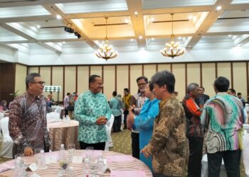 AHMAD Samsuri Mokhtar (dua, kiri) menyatakan sesuatu kepada peserta Seminar on Technology And The Future Growth: Challenges of Change di Kuala Terengganu, hari ini. - UTUSAN/KAMALIZA KAMARUDDIN