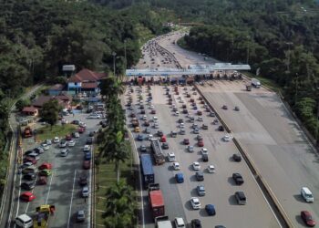 EMANDANGAN udara keadaan trafik yang sesak berikutan warga kota kembali dari kampung halaman selepas bercuti sempena Hari Raya Aidilfitri di Plaza Tol Bentong menghala ke Kuala Lumpur  hari ini. - UTUSAN/MUHAMAD IQBAL ROSLI