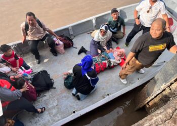 PENUMPANG yang mengalami sesak nafas dibawa ke darat selepas feri dinaiki mereka dari Langkawi ke Kuala Kedah terkandas di Kuala Kedah,