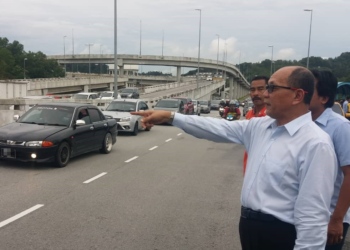 IZHAM Hashim meninjau kesesakan teruk lalu lintas di Persiaran Mokhtar Dahari, Shah Alam, Selangor. - UTUSAN/ISKANDAR SHAH MOHAMED