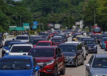 KESESAKAN trafik di bandar dan jalan-jalan utama di negara ini disebabkan bilangan kenderaan hampir menyamai jumlah penduduk manakala pertambahan jalan raya baharu tidak seiring. - UTUSAN/SHIDDIEQIIN ZON
