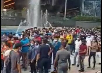 TANGKAP layar rakaman berdurasi 26 saat tular dialam media sosial menunjukkan warga asing beratur panjang di Pusat Pemberian Vaksin (PPV) Pusat Konvensyen Kuala Lumpur. - MEDIA SOSIAL
