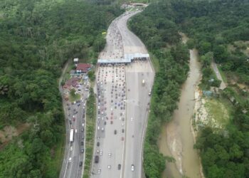 PEMANDANGAN laluan persimpangan Karak ke Plaza Tol Bentong terus ke Bukit Tinggi sepanjang 27.7 km pukul 1 petang ini. - IHSAN LLM