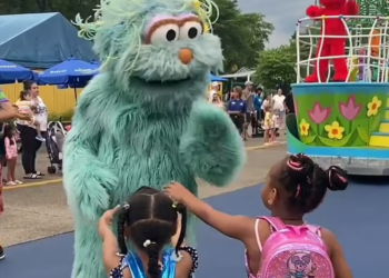 TANGKAP layar dari sebuah video menunjukkan dua kanak-kanak berkulit hitam tidak dihiraukan oleh maskot Rosita di taman tema Sesame Street.-AGENSI