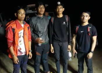 EMPAT mangsa yang terselamat dibawa turun ke kaki Gunung Pulai oleh anggota bomba selepas tersesat ketika menuruni gunung itu di Baling, Kedah.