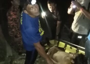 PASUKAN penyelamat membawa Mohd. Ikwan menggunakan pengusung menuruni Bukit Balik Hidung di Hulu Terengganu, semalam.
