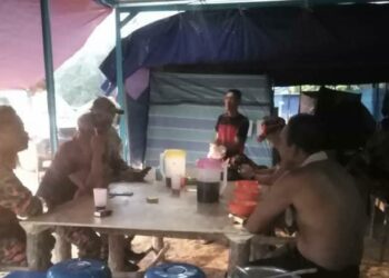 ANGGOTA bomba bersama empat lelaki yang tersesat dari hutan di Jalan Tasik Kenyir-Aring, Hulu Terengganu, semalam.