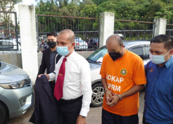 SEORANG setiausaha sebuah GLC direman dua hari bagi membantu siasatan melibatkan pemalsuan dokumen, akhir tahun lalu.