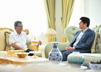 MOHD. Shafie Apdal (kiri) menerima kunjungan hormat daripada Michalis Rokas di Kota Kinabalu, Sabah semalam.