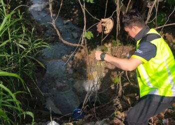 PASUKAN penguatkuasa LUAS memeriksa lokasi penemuan air putih itu yang dipercayai berpunca dari sebuah kilang yang terletak di Kajang, Selangor, semalam.