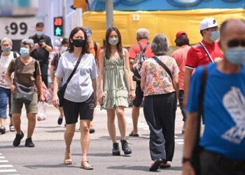 ORANG ramai melintas jalan raya di Chinatown, Singapura.-Gaya Chandramohan/CNA
