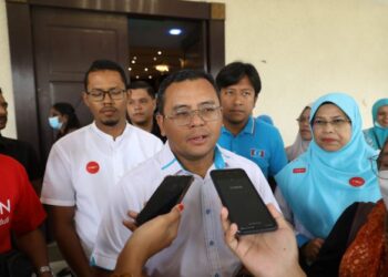 AMIRUDIN Shari ditemui pemberita di Shah Alam, Selangor, hari ini.