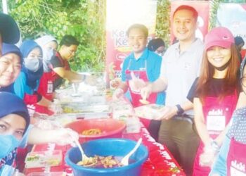 SYED Mahdzir Syed Manshor (tiga dari kanan) bersama petugas membantu kerja membungkus makanan untuk diedarkan kepada peserta dan Orang Asli dalam program CSR dekat Kampung Orang Asli Serendah di Rawang, Selangor.