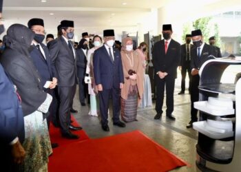 AL-SULTAN Abdullah Ri'ayatuddin Al-Mustafa Billah Shah (tengah) berkenan melawat pameran selepas merasmikan Kompleks Institut Kesihatan Negara di Institut Kesihatan Negara (IHN) Shah Alam, Selangor, hari ini. - FOTO/ZULFADHLI ZAKI