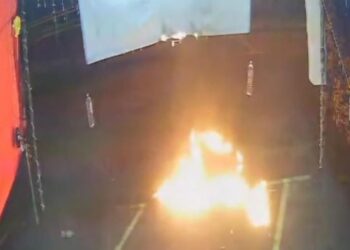 TANGKAP llayar video kejadian membakar kain rentang khemah kedai mangsa di Sungai Jarom, Kuala Langat, Selangor.