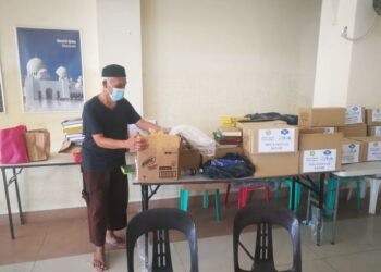 JUHAIZAD Md. Jaiz sedang menyusun al-Quran yang disumbang oleh Yayasan Restu di Masjid Taman Sri Muda, Seksyen 25, di Shah Alam, Selangor. - FOTO/ABDUL RAZAK IDRIS