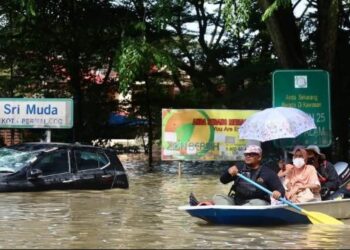 JALAN Bukit Kemuning menghala ke Taman Sri Muda digenangi air dan menjadi lokasi menyelamatkan mangsa banjir yang terkandas di sekitar perumahan itu dekat Seksyen 25, di Shah Alam, Selangor pada Disember tahun lalu. - FOTO/ZULFADHLI ZAKI