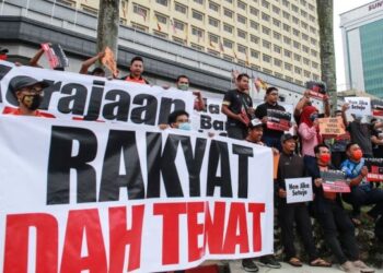 SEKUMPULAN penyokong Amanah yang terdiri daripada Pemuda Amanah Selangor mengadakan aksi rasa kilas untuk membantah kegagalan kerajaan mengawal harga barang dekat hadapan sebuah hotel di Seksyen 9, Shah Alam, Selangor, semalam. - FOTO/AFIQ RAZALI