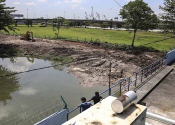 KEADAAN ban yang dibaik pulih selepas dilaporkan pecah kelmarin sehingga menyebabkan air Sungai Klang memasuki kawasan perumahan di Taman Sri Muda, Shah Alam, Selangor. - UTUSAN / ZULFADHLI ZAKI