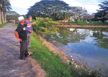 HISHAM Talib (depan) dan penduduk setempat menunjukkan keadaan Tasik Banting Baru yang kembali kotor selepas dibersihkan beberapa bulan lalu di Banting Baru, Kuala Langat, Selangor. – FOTO/ABDUL RAZAK IDRIS