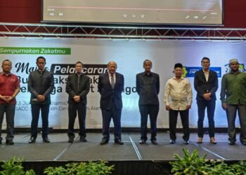 SYED Anwar Jamalullail (empat dari kiri) dan Mohd. Sabirin Mohd. Sarbini (dua dari kiri) bergambar pada Majlis Pelancaran Bulan Taksir Zakat LZS di Shah Alam, Selangor. - FOTO/ABDUL RAZAK IDRIS