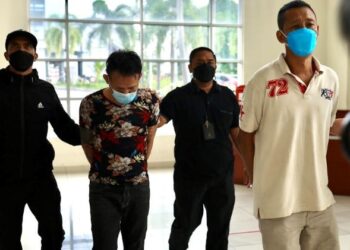 CHONG Guang Ming (kanan) dan rakannya Chia Kok Beng dihadapkan ke Mahkamah Majistret hari ini selepas bertindak seperti samseng memukul seorang lelaki kerana mendakwa mempunyai kaitan dengan kematian kekasihnya di Klang, Selangor. - FOTO/ZULFADHLI ZAKI