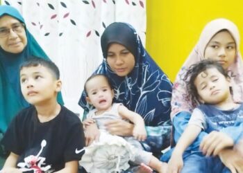 ISPAHANI Ismail (tengah) dan Nik Rohana (kiri) menceritakan insiden tersebut ketika ditemui di sebuah inap desa dekat Kampung Delek, Klang, Selangor. - FOTO/MOHAMAD NAUFAL MOHAMAD IDRIS