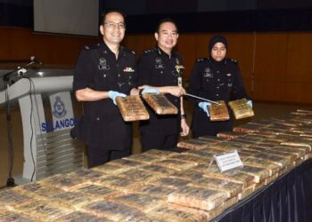 AHMAD Jefferi Abdullah (tengah) menunjukkan 145 ketulan mampat dadah jenis ganja seberat 141.1  yang dirampas pihaknya dengan kerjasama JSJN IPK Kuala Lumpur di Shah Alam, Selangor, hari ini. - FOTO/ZULFADHLI ZAKI