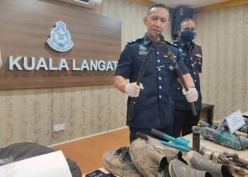 AHMAD Ridhwan Mohd. Nor @ Salleh menunjukkan barangan yang dirampas pihaknya daripada kumpulan itu, dalam sidang akhbar di IPD Kuala Langat, Selangor, hari ini.