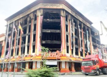 PASUKAN bomba menjalankan penyiasatan punca kebakaran gedung tekstil terkenal, Jakel dekat cawangannya di Seksyen 7, Shah Alam.
