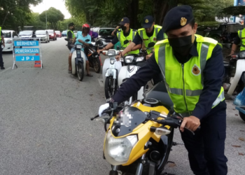 ANGGOTA JPJ menolak motosikal disita dalam Op Pewa yang didakwa digunakan oleh warga asing di Seksyen 25, Shah Alam, Selangor, hari ini. - FOTO/MOHAMAD NAUFAL MOHAMAD IDRIS