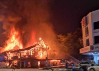 DERETAN kedai lama yang terbakar di Jalan Menteri, Sabak Bernam, Selangor, tengah malam tadi.