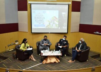 AHMAD Fadzli Ahmad Tajuddin (dua dari kiri) bersama barisan panel dalam Program Jendela Klang: Klang Selamat atau Tidak? di Auditorium Raja Ismail di MPK, Klang, Selangor, hari ini.