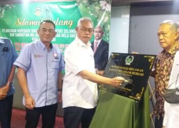 NOH Omar merasmikan Koperasi Sukarelawan Rakyat Selangor Berhad (KRiiS) itu di Kuala Selangor, Selangor, semalam.