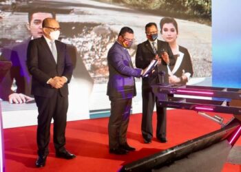 AMIRUDIN Shari (tengah) melancarkan sistem pengurusan aset jalan pintar Selangor sambil disaksikan Exco Infrastruktur dan Pertanian, Izham Hashim (kiri) dan Timbalan SUK (Pengurusan) Mohd. Zahri Samingon (kanan) di Bangunan SUK, Shah Alam, Selangor, hari ini. - FOTO/ZULFADHLI ZAKI