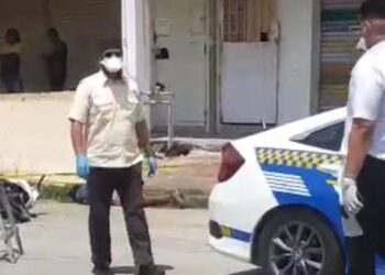 PASUKAN penguat kuasa membuat pemeriksaan di kawasan mayat ditemukan maut akibat ditembak dekat Taman Alam Jaya di Kuala Selangor, Selangor, semalam.