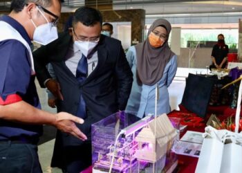 AMIRUDIN Shari menyaksikan pameran daripada usahawan yang hadir dalam Majlis Pelancaran Skim Pembiayaan Baharu Hijrah Selangor di Bangunan SUK di Shah Alam, Selangor, hari ini. - FOTO/ZULFADHLI ZAKI