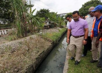 AMIRUDIN Shari meninjau projek naik taraf sistem saliran di Taman Melawis yang dijalankan sejak April lalu dan dijangka siap pada 2024, di Klang, Selangor, hari ini.
