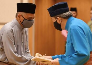 SULTAN Sharafuddin Idris Shah menyampaikan watikah pelantikan kepada Othman Mustafa dalam Majlis Pengurniaan Watikah dan Penghargaan Ahli Dilantik Di Bawah MKI dekat Masjid Sultan Salahuddin Abdul Aziz Shah di Shah Alam, Selangor, hari ini.