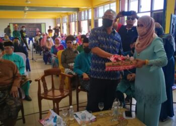 NOH Omar (dua dari kanan) melakukan gimik pelancaran Perpustakaan Maya di Sekolah Kebangsaan Sungai Burung, Tanjong Karang di Kuala Selangor, Selangor, hari ini. - FOTO/ABDUL RAZAK IDRIS