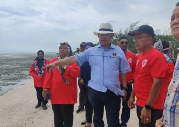 NOH Omar meninjau keadaan Pantai Sungai Kajang, Tanjong Karang yang perlu segera dibina benteng pemecah ombak petang tadi di Kuala Selangor, Selangor.
