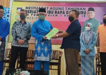 PENGERUSI Majlis Guru Besar Daerah Kuala Selangor, Ahmad Daud Ab. Hamid (kiri) menyerahkan surat penghargaan sumbangan kepada Noh Omar pada Majlis Perasmian Mesyuarat Agung PIBG SK Puncak Alam 2 di Kuala Selangor, Selangor, hari ini. - FOTO/ABDUL RAZAK IDRIS