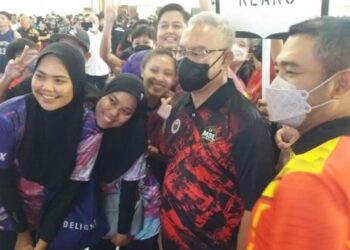 NOH Omar bersama peserta MSL dari semua daerah di negeri ini selepas merasmikan program tersebut di Shah Alam, Selangor, hari ini.