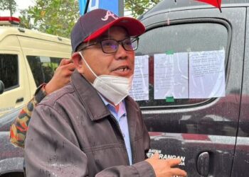 BIARPUN baharu sahaja dibenarkan keluar dari hospital, Norazam Khamis masih turun ke lokasi tanah runtuh di Jalan Batang Kali-Genting Highlands, Hulu Selangor, petang ini.
