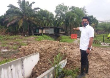 AZMIZAM Zaman Huri menunjukkan kerja-kerja menutup sementara perparitan dkt kawasan industri di Telok Gong, Pelabuhan Klang bagi mengelakkan aliran air ke sungai ketika air pasang besar di Klang, Selangor.