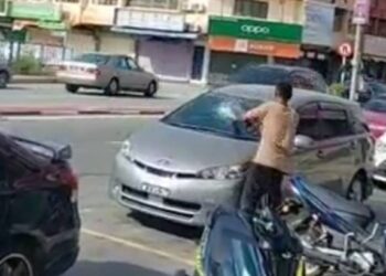 SEORANG lelaki sakit mental bertindak memecahkan cermin 12 kereta dekat Jalan Sultan Abdul Samad, Banting di Kuala Langat, Selangor sebelum ditahan polis.