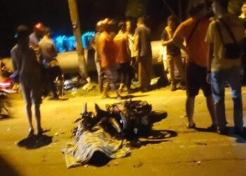 SEORANG lelaki maut apabila motosikal ditunggangi bersama rakannya bertembung kenderaan sama di Jalan Paip, Meru di Klang, Selangor. - FOTO/MEDIA SOSIAL