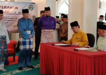 TENGKU Amir Shah (tiga dari kiri) menyaksikan penyerahan Dokumen Perjanjian Masjid Diraja Raja Lumu antara Mohd. Shahzihan Ahmad (dua dari kanan) dan Mohamed Raffe Chekku di Kuala Selangor, Selangor, hari ini.