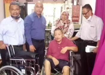 JAMALUDIN Yusoff (duduk) bergambar bersama Ismail Hashim ketika menerima kunjungan Perkeso di rumahnya di Bandar Saujana Putra, Kuala Langat. – FOTO/MOHAMAD NAUFAL MOHAMAD IDRIS